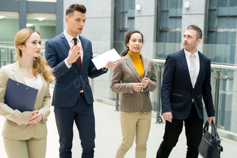 Leitender Ausflug des überzeugten Managers für Teilhaber lizenzfreies stockfoto Leitender Ausflug des überzeugten Managers für Teilhaber lizenzfreies stockfoto