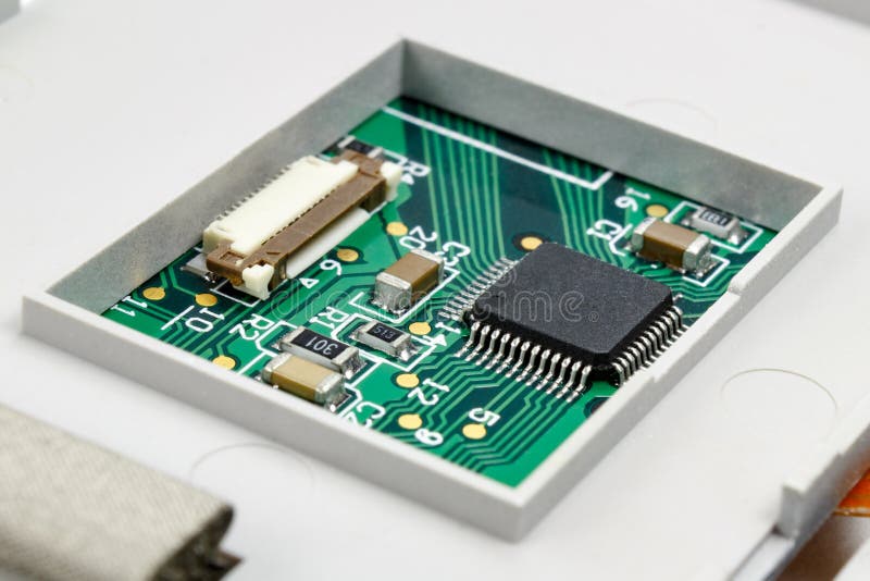 Leiterplatte mit installierten elektronischen Bauelementen in der Wohnung stockbild