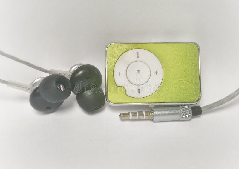 Leitor de mp3 verde com um fone de ouvido e um jaque audio fotos de stock Leitor de mp3 verde com um fone de ouvido e um jaque audio fotos de stock