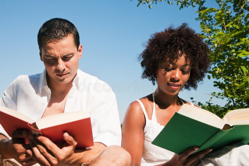 Ler ao ar livre foto de stock royalty free