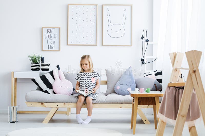 Menina Da Sala Da Cama Da Sala De Jogos Feminino Interior Da