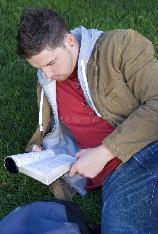 Leitura do estudante imagem de stock Leitura do estudante imagem de stock