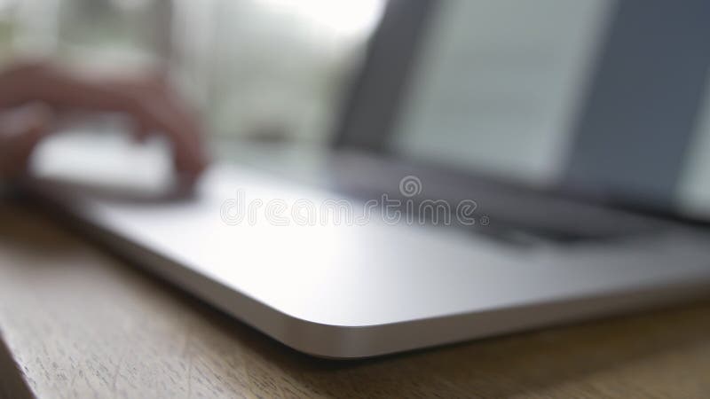 Leitura e desdobramento com o Trackpad no laptop