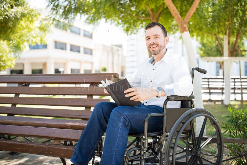 Leitura feliz do homem em um parque imagens de stock royalty free Leitura feliz do homem em um parque imagens de stock royalty free