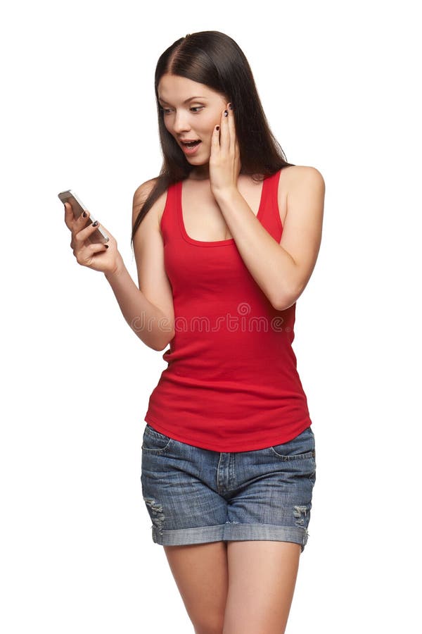 Leitura feliz surpreendida da mulher sms foto de stock royalty free Leitura feliz surpreendida da mulher sms foto de stock royalty free