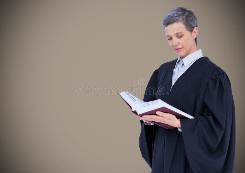 Leitura fêmea do juiz contra o fundo marrom fotografia de stock Leitura fêmea do juiz contra o fundo marrom fotografia de stock