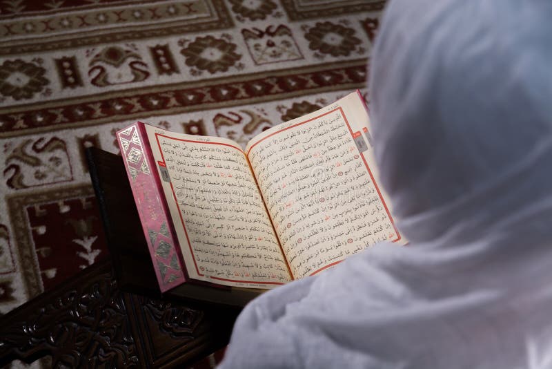 Leitura muçulmana Koran da mulher imagem de stock Leitura muçulmana Koran da mulher imagem de stock