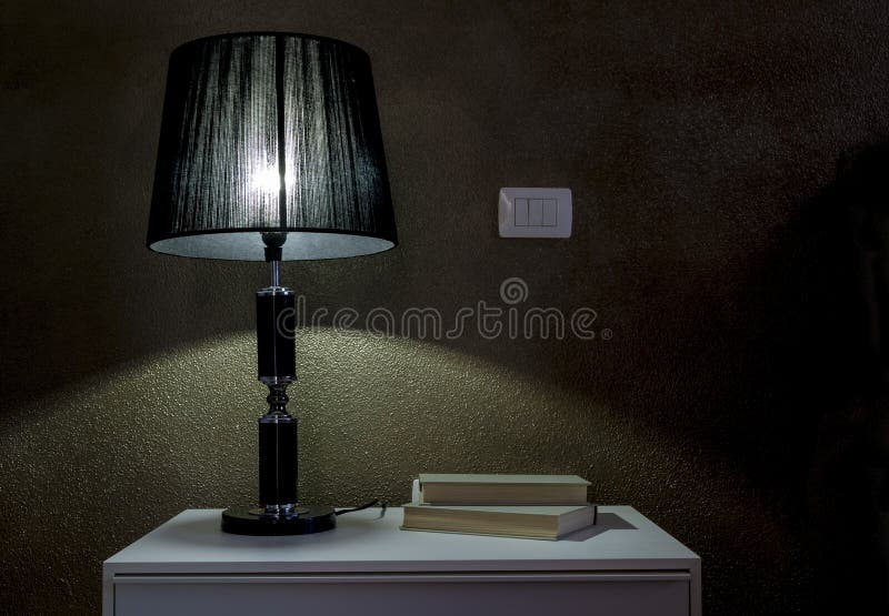 Leitura na cama imagens de stock royalty free Leitura na cama imagens de stock royalty free