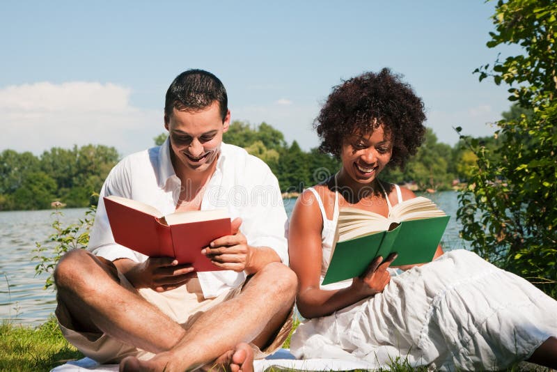 Leitura no lago foto de stock royalty free Leitura no lago foto de stock royalty free