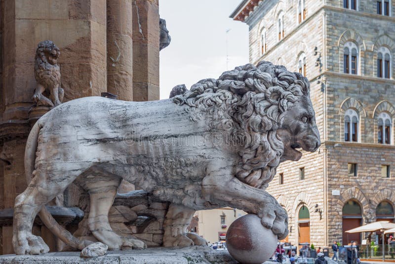 Lejonskulptur på loggiadeien Lanzi i Florence, Italien royaltyfri bild Lejonskulptur på loggiadeien Lanzi i Florence, Italien royaltyfri bild
