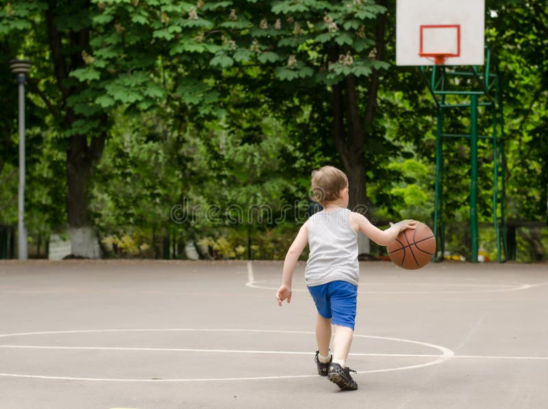 leka barn för basketpojke royaltyfri foto leka barn för basketpojke royaltyfri foto