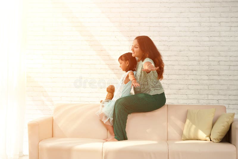 Leka för dotter royaltyfri bild
