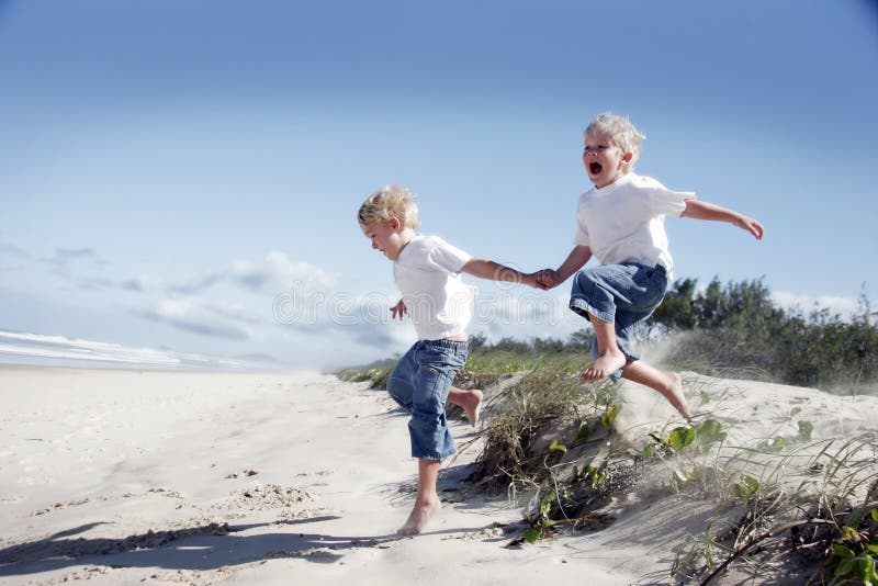 leka för strandbröder royaltyfri bild leka för strandbröder royaltyfri bild