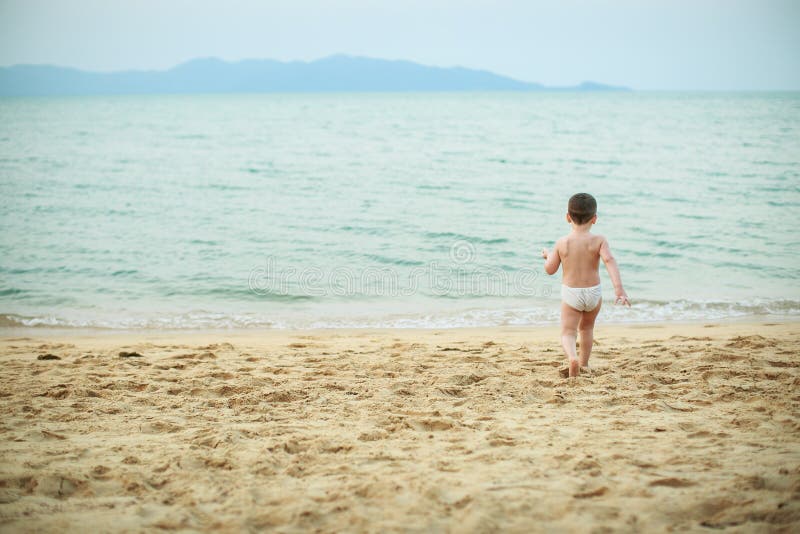 leka för strandpojke royaltyfri foto leka för strandpojke royaltyfri foto
