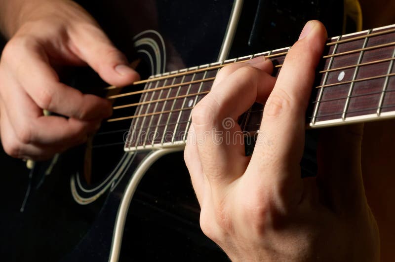 Leka gitarr för musiker arkivfoto Leka gitarr för musiker arkivfoto