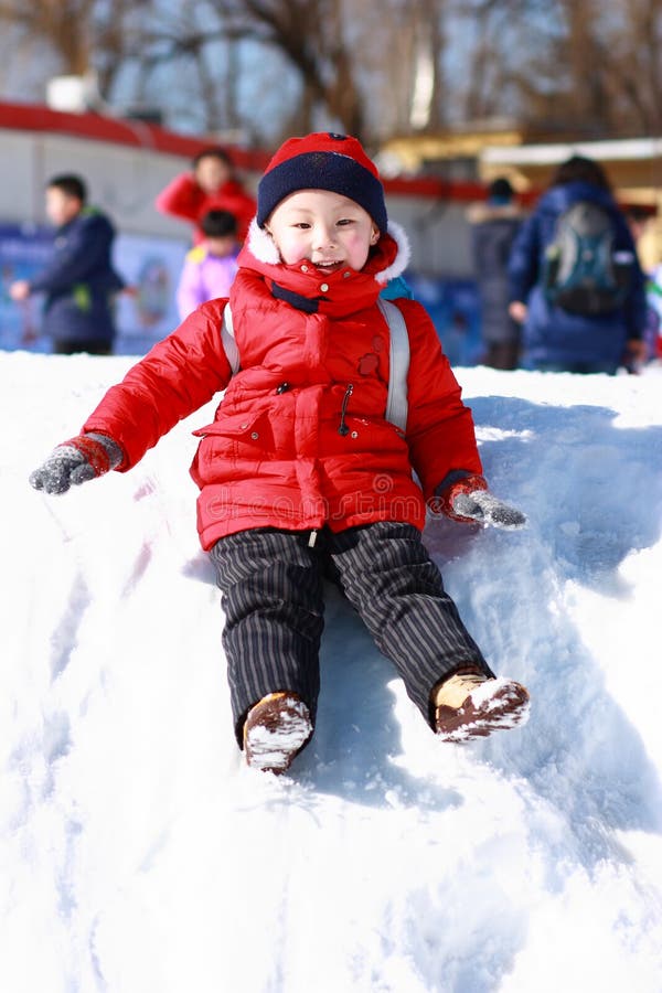 leka snow för asiatisk pojke arkivfoton leka snow för asiatisk pojke arkivfoton