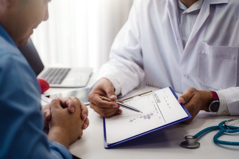 Lekarka wyjaśnia zdrowie czeka dokument męski pacjent w medycznej kliniki lub szpitala zdrowie psychiczne zdrowie i lekarki pojęc