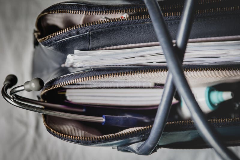 Lekarki zdosą przy kliniką - pokazywać stetoskop, otoskop i termometr, zdjęcia stock Lekarki zdosą przy kliniką - pokazywać stetoskop, otoskop i termometr, zdjęcia stock