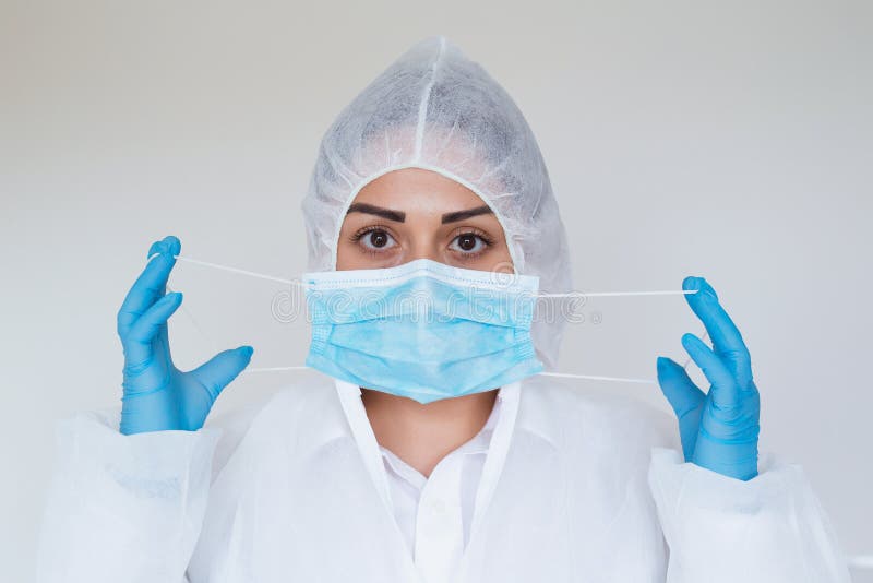 Lekarz kobieta nosi higieniczną maskę, aby zapobiec zakażeniu Koncepcja ochrony Coronavirus 2019-nCoV Nosicielka obrazy royalty free Lekarz kobieta nosi higieniczną maskę, aby zapobiec zakażeniu Koncepcja ochrony Coronavirus 2019-nCoV Nosicielka obrazy royalty free