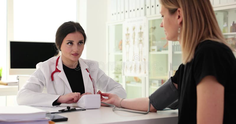 Lekarz mierzący ciśnienie tętnicze krwi pacjenta tonomerem w klinice