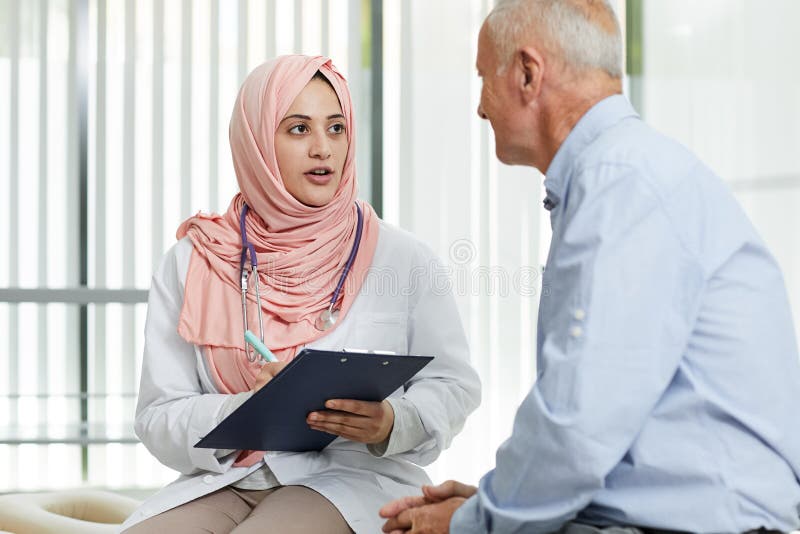 Lekarz z Bliskiego Wschodu rozmawia z pacjentem