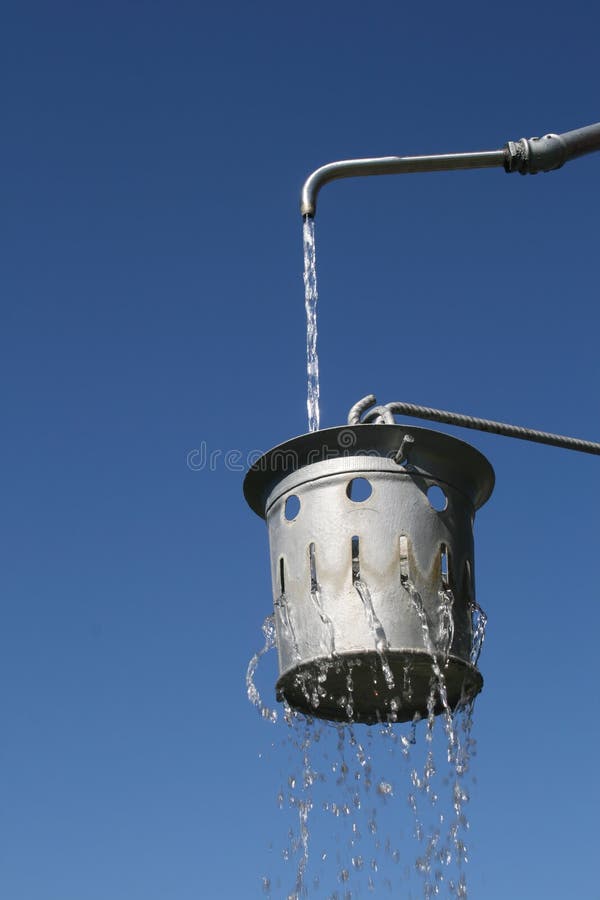 Lekke bak met gaten stock afbeelding Lekke bak met gaten stock afbeelding