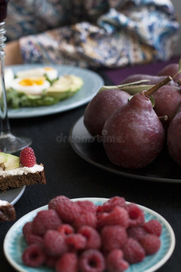 Lekki lato gość restauracji dla dwa: gotowani jajka z arugula i avoc zdjęcia stock Lekki lato gość restauracji dla dwa: gotowani jajka z arugula i avoc zdjęcia stock