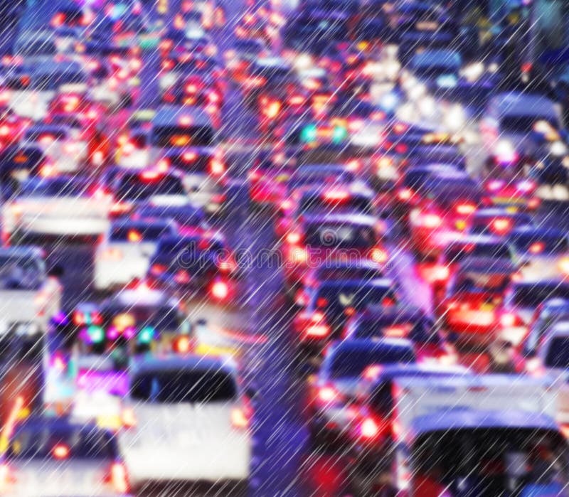 Lekki ruch drogowy na dżdżystej nocy zdjęcie royalty free