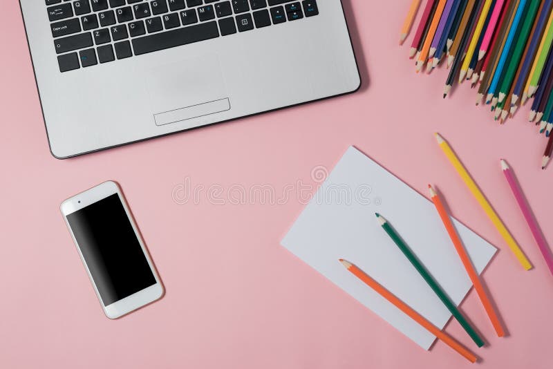 Lekmanna- design för idérik lägenhet av workspaceskrivbordet med bärbara datorn arkivfoto Lekmanna- design för idérik lägenhet av workspaceskrivbordet med bärbara datorn arkivfoto