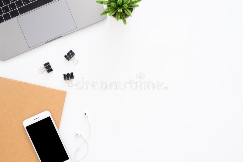 Lekmanna- foto för idérik lägenhet av workspaceskrivbordet Kontorsskrivbord för bästa sikt med bärbara datorn, telefonen, anteckn arkivfoton Lekmanna- foto för idérik lägenhet av workspaceskrivbordet Kontorsskrivbord för bästa sikt med bärbara datorn, telefonen, anteckn arkivfoton