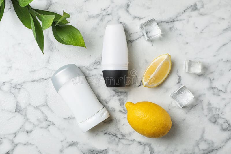 Lekmanna- sammansättning för lägenhet med olika deodoranter fotografering för bildbyråer Lekmanna- sammansättning för lägenhet med olika deodoranter fotografering för bildbyråer