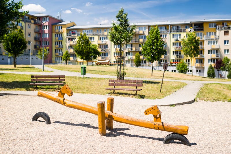 Lekplats i natur framme av raden av det nybyggda flerbostadshuset fotografering för bildbyråer Lekplats i natur framme av raden av det nybyggda flerbostadshuset fotografering för bildbyråer