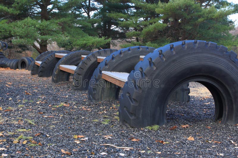 Lekplats som göras med återanvända gummihjul