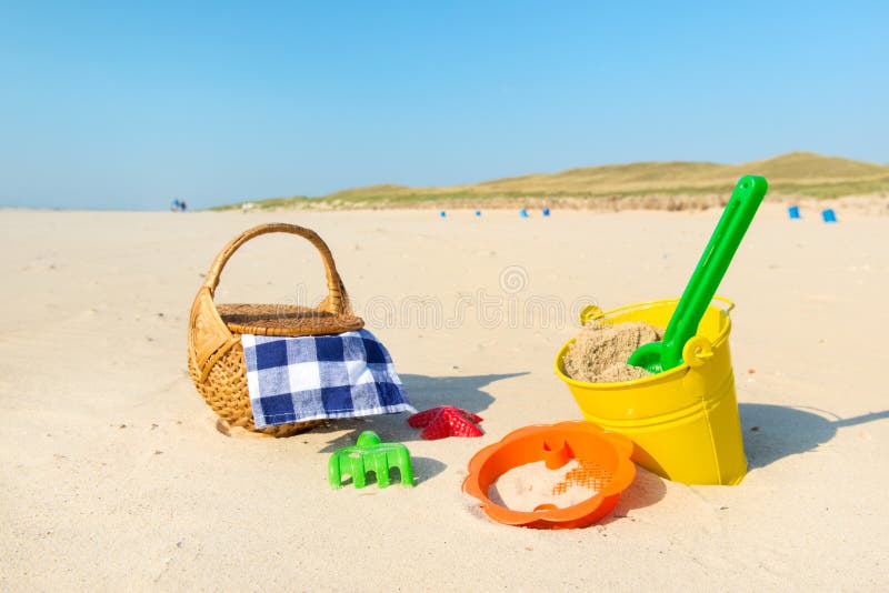 Leksaker och picknickkorg på stranden royaltyfria bilder Leksaker och picknickkorg på stranden royaltyfria bilder