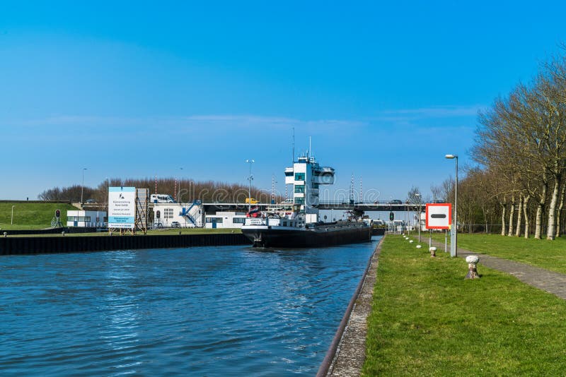 Lelystad, o navio holandês do frete do 11 de abril de 2018 que navega a fotografia de stock Lelystad, o navio holandês do frete do 11 de abril de 2018 que navega a fotografia de stock