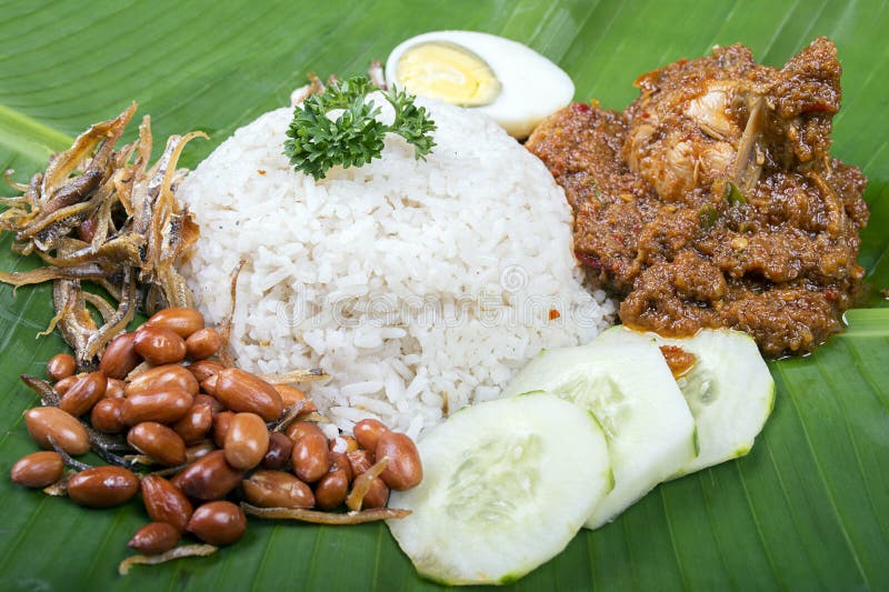 Lemak Nasi, традиционное блюдо риса затира карри malay служило на лист банана стоковое изображение