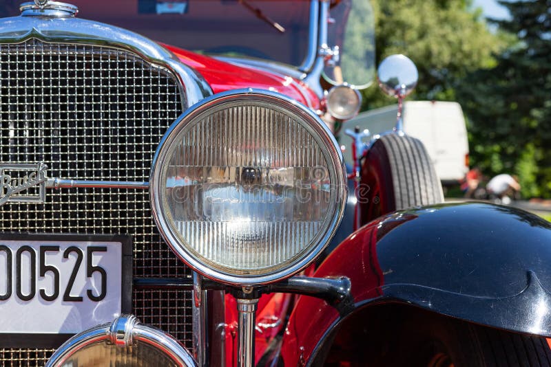 Lemberg. Die Ukraine. 1 1. Juni 2019. Scheinwerfer eines Retro- Autos. Nahaufnahme. leopolis Grand Prix lizenzfreies stockbild