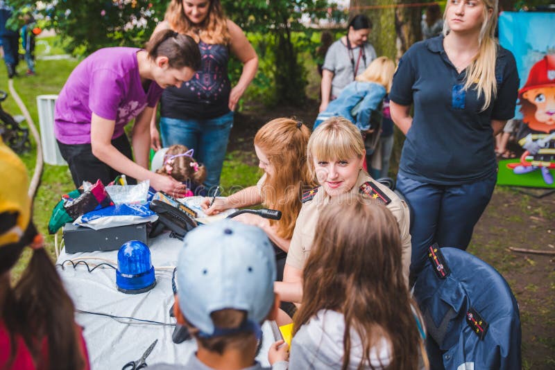 LEMBERG, UKRAINE - Juli 17,2018: Familien mit den Kindern, die durch Park gehen Berufskindertag stockbilder LEMBERG, UKRAINE - Juli 17,2018: Familien mit den Kindern, die durch Park gehen Berufskindertag stockbilder