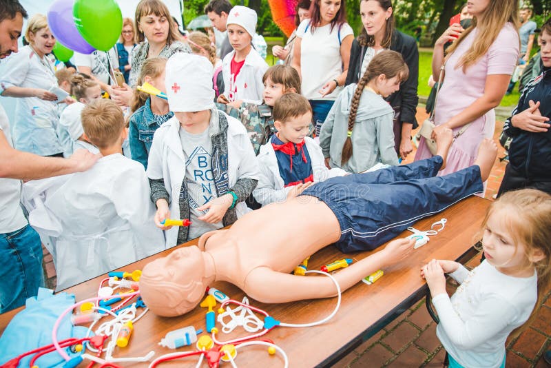 LEMBERG, UKRAINE - Juli 17,2018: Familien mit den Kindern, die durch Park gehen Berufskindertag stockfoto LEMBERG, UKRAINE - Juli 17,2018: Familien mit den Kindern, die durch Park gehen Berufskindertag stockfoto