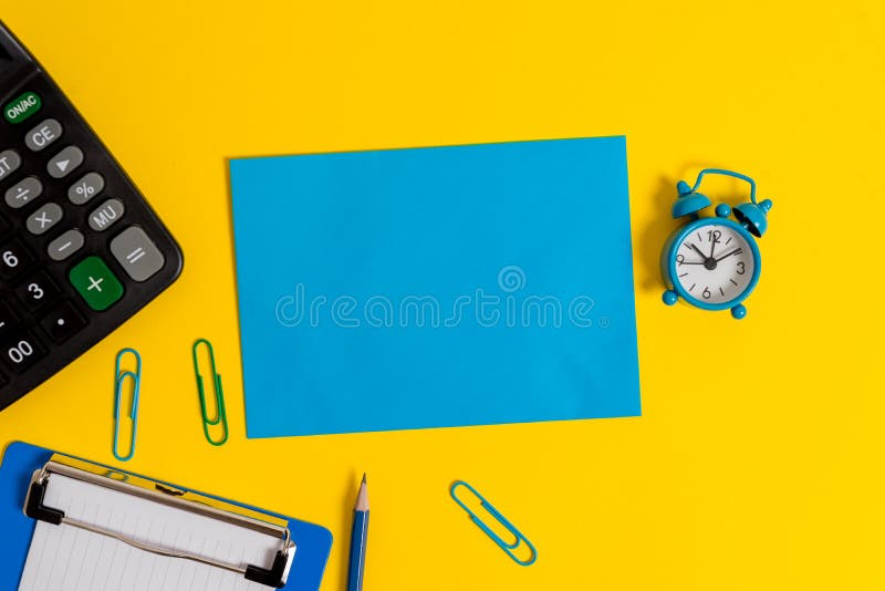 Lembrete colorido de papel vazio da mensagem do fundo da calculadora dos grampos do lápis da nota da folha da prancheta despertad imagens de stock royalty free Lembrete colorido de papel vazio da mensagem do fundo da calculadora dos grampos do lápis da nota da folha da prancheta despertad imagens de stock royalty free