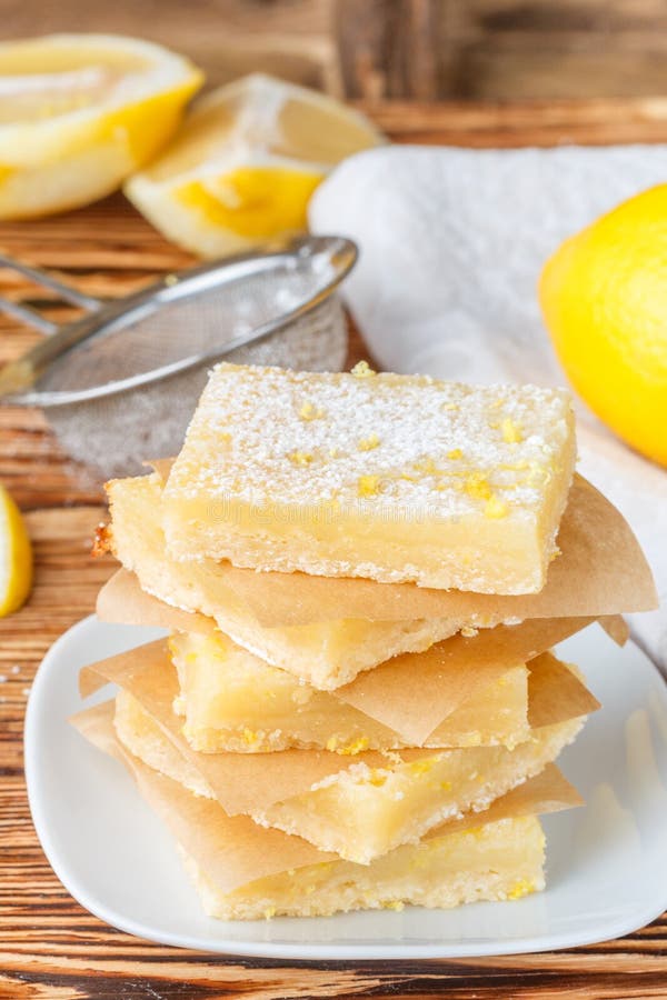 Lemon bars & x28;lemon squares& x29; with powdered sugar