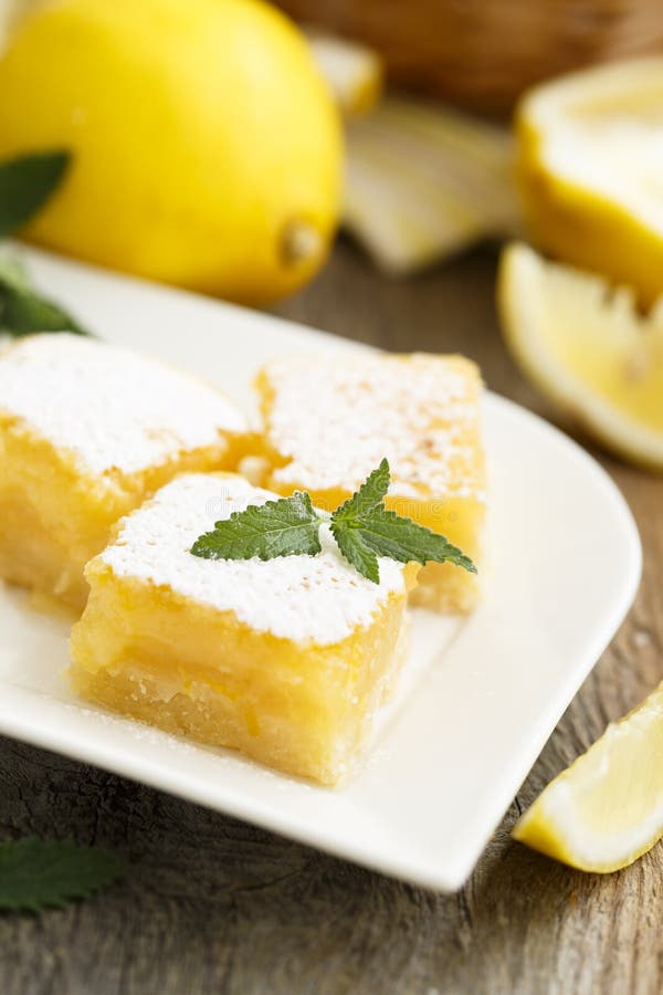 Рецепты квадратики. Лимонные квадратики (Lemon Squares). Пирожное лимон. Пирожные из лимона. Лимонное пирожное подача.