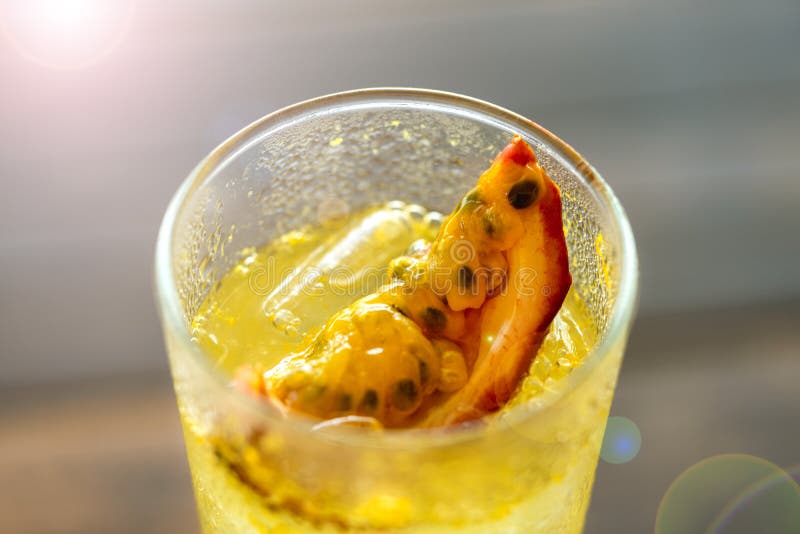 Lemonad för passionfrukt i ett klart exponeringsglas i ett sommarkafé ?vre sikt skivaslut upp fotografering för bildbyråer Lemonad för passionfrukt i ett klart exponeringsglas i ett sommarkafé ?vre sikt skivaslut upp fotografering för bildbyråer