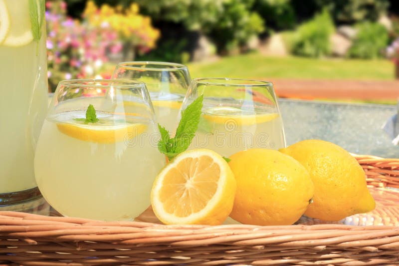 Spremute di limonata al di fuori nel cortile di casa.