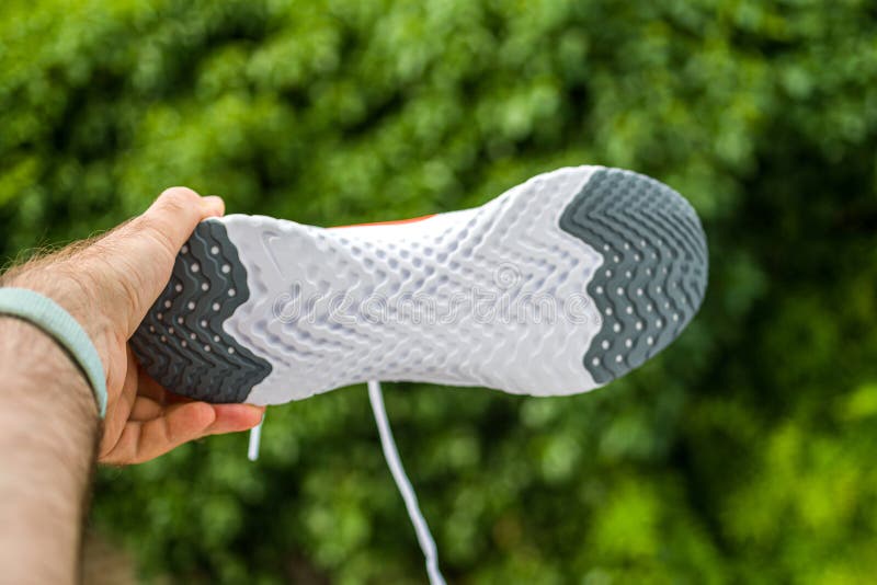 Lenguado Especial De Nike Epic React Flyknit 2 Con El Movible Del Carbono editorial - Imagen de manera, comercio: 153597161