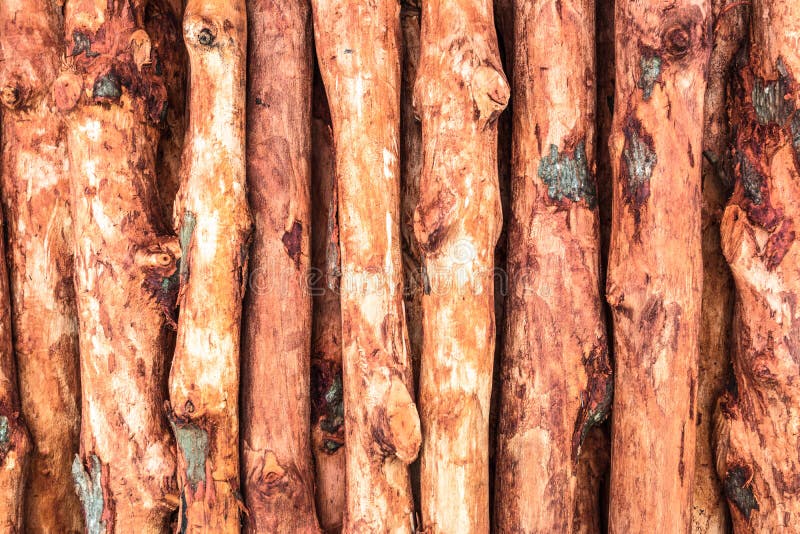 Lenha da pilha preparada para a chaminé imagens de stock