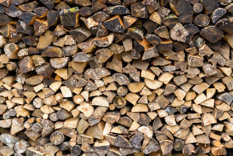 Lenha da pilha preparada para a chaminé fundo Estufa-secado da lenha imagens de stock
