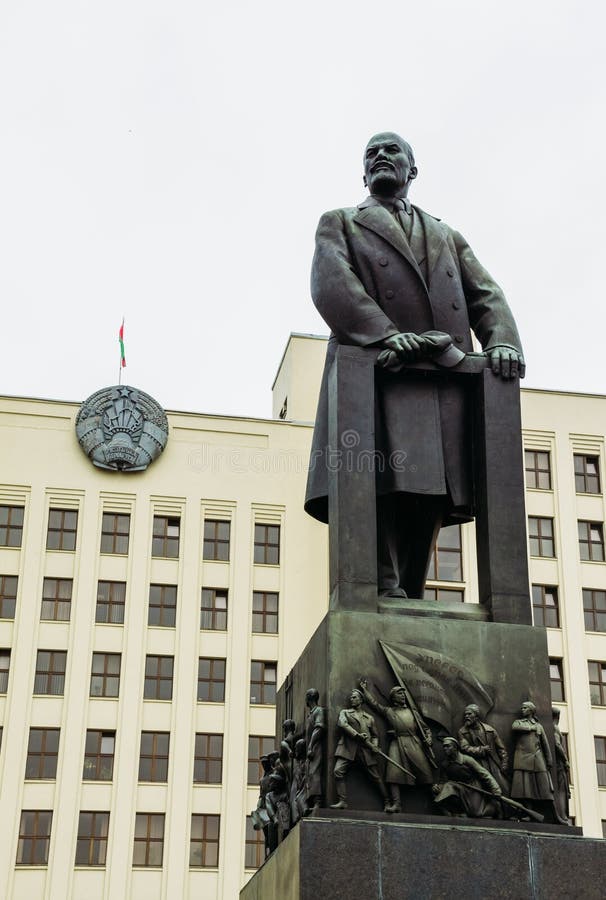 Lenin gegen den Hintergrund des Regierungsgebäudes belarus stockfoto Lenin gegen den Hintergrund des Regierungsgebäudes belarus stockfoto