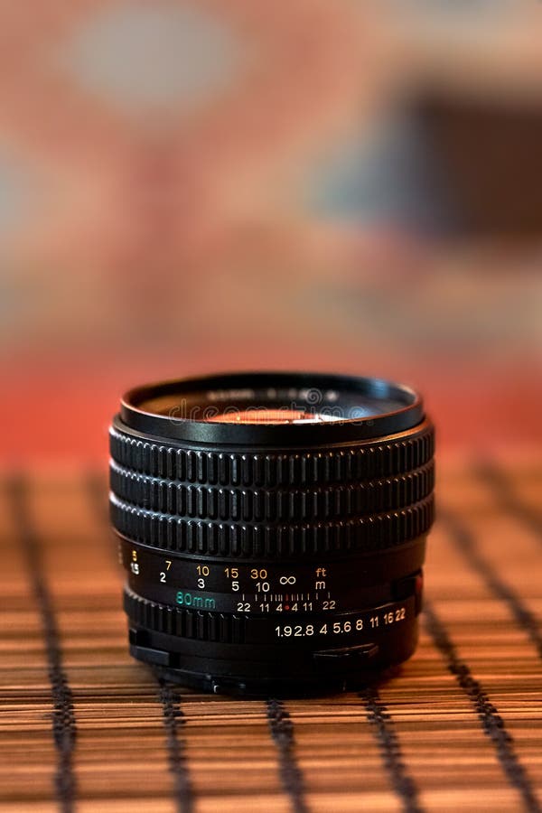 A lente de Mamiya está na tabela em um fundo borrado imagem de stock A lente de Mamiya está na tabela em um fundo borrado imagem de stock