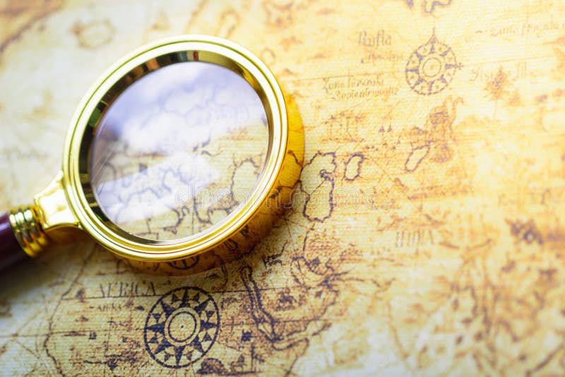 Lente sul vecchio fondo della mappa fotografie stock Lente sul vecchio fondo della mappa fotografie stock